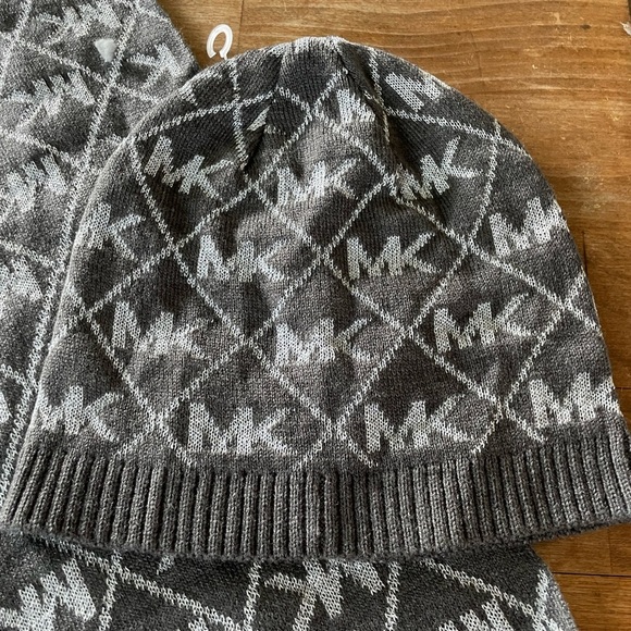 Michael Kors Gray and Black Geometric Scarf - Picture 2 of 8